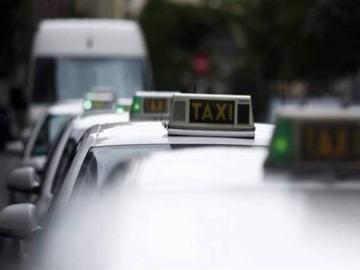 ¿Sabías que los taxis y VTC tienen que llevar la placa de matrícula trasera de color azul?